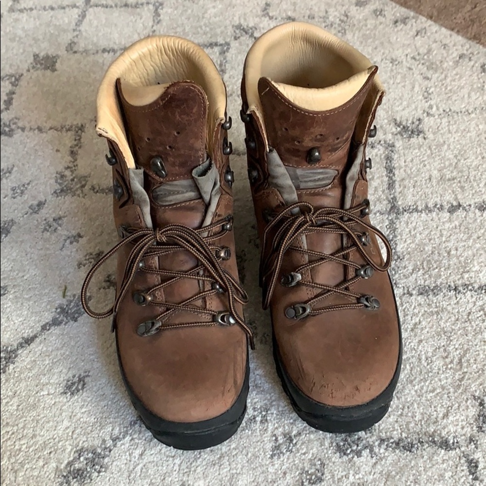Lowa brown leather waterproof hiking boots